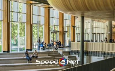 Studenti all'università che fanno Cold Networking