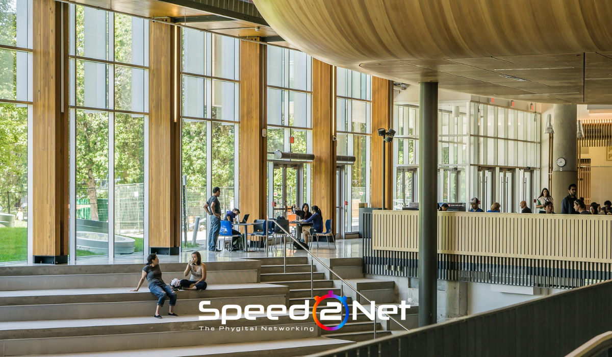 Studenti all'università che fanno Cold Networking